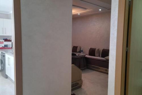 ein Wohnzimmer mit einem Sofa und einem Tisch in der Unterkunft Apartment in Nador in Nador