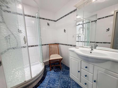 Ένα μπάνιο στο Appartement Granville, 2 pièces, 2 personnes - FR-1-361-17