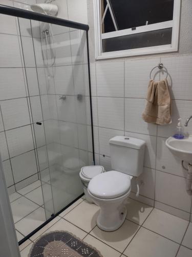 uma casa de banho com um WC, um chuveiro e um lavatório. em Casa RibeirãoPreto em Ribeirão Preto