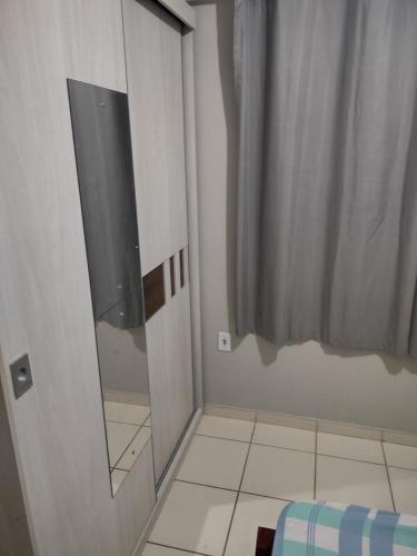 um quarto com uma porta de vidro deslizante com um espelho em Casa RibeirãoPreto em Ribeirão Preto