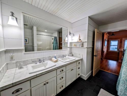 baño con 2 lavabos y espejo grande en Oceanside Saltwater Farm House NEW en Milbridge
