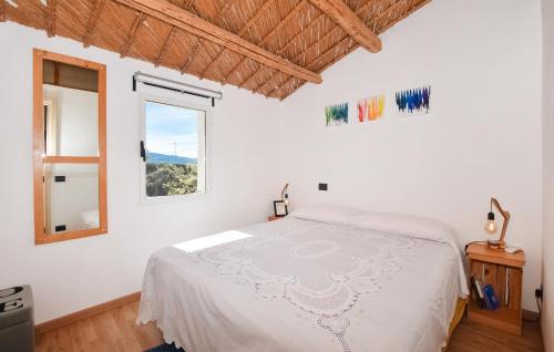 Beautiful Home In Chiaramonte Gulfi With Wifi في كيارامونتي غولفي: غرفة نوم بيضاء بها سرير ونافذة