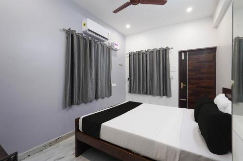 um quarto com uma cama num quarto em OYO ARN RESIDENCY em Chennai