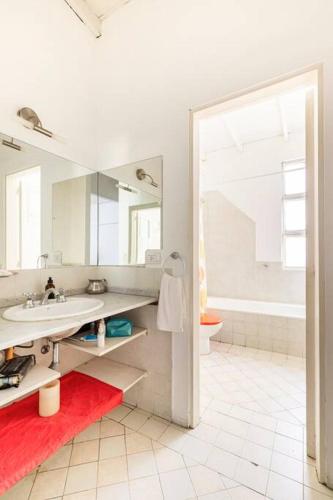 a bathroom with a sink and a toilet and a mirror at Gran suite en Palermo in Buenos Aires