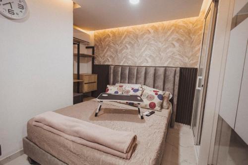 małą sypialnię z łóżkiem z bieżnią w obiekcie Mi casita lounge - Imbanaco w mieście Cali