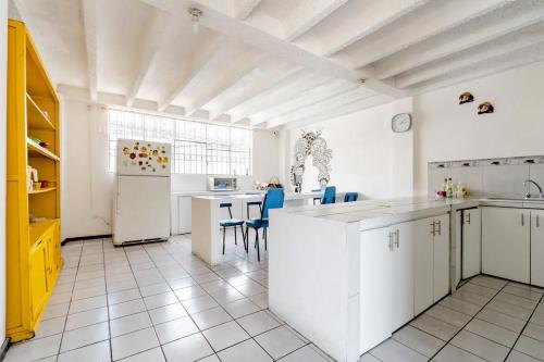 Kuchyň nebo kuchyňský kout v ubytování Habitación con baño privado