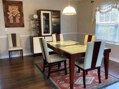 - une salle à manger avec une table et des chaises en bois dans l'établissement Castle Comfort, à Ellenwood