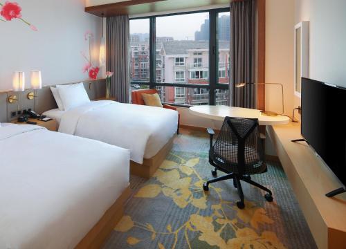Katil atau katil-katil dalam bilik di Hilton Garden Inn Qidong