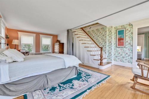 - une chambre avec un lit et un escalier dans l'établissement Seaside Serenity Farmhouse, à Saint George