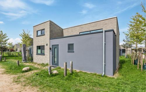 a house with a large garage at Beach Front Home In Lembruchdümmer See in Lembruch