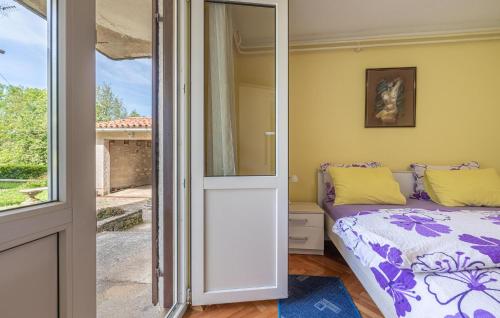 Beautiful Apartment In Pazin With Wifiにあるベッド