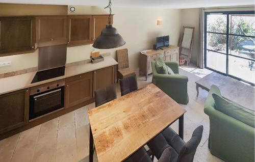 une cuisine avec une table et des chaises dans une pièce dans l'établissement Cozy Home In Saint-Laurent-De-La-Cabrerisse, à Saint-Laurent-de-la-Cabrerisse