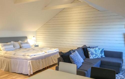sala de estar con cama y sofá en Gorgeous Apartment In Hammar With Kitchen, en Hammarö