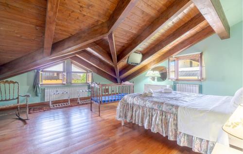 - une chambre avec un lit et un plafond en bois dans l'établissement Stunning Home In Bosconero With Kitchen, 