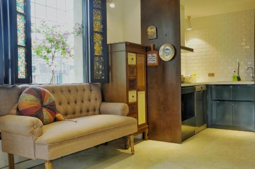uma sala de estar com um sofá e um relógio em Bu Studio Hồ Hoàn Kiếm em Hanói