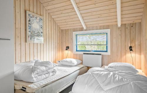 - 2 lits dans une chambre dotée de murs en bois dans l'établissement Beautiful Home In Sydals With Kitchen, à Sønderby