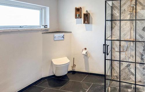 baño con aseo y ventana en Gorgeous Home In Nordborg With Kitchen, en Nordborg