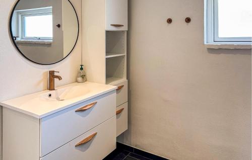 y baño con lavabo y espejo. en Gorgeous Home In Nordborg With Kitchen, en Nordborg