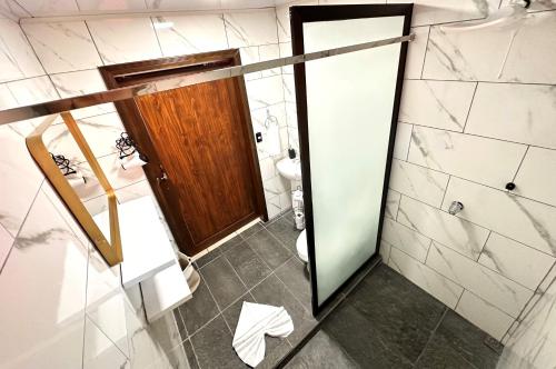 a bathroom with a shower and a toilet at Retiro Arenal in Fortuna