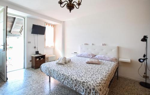 um quarto com uma cama, uma janela e um espelho em 1 Bedroom Pet Friendly Home In Baveno em Baveno