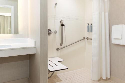 uma casa de banho com um chuveiro e um lavatório. em Residence Inn by Marriott Columbus Polaris em Columbus