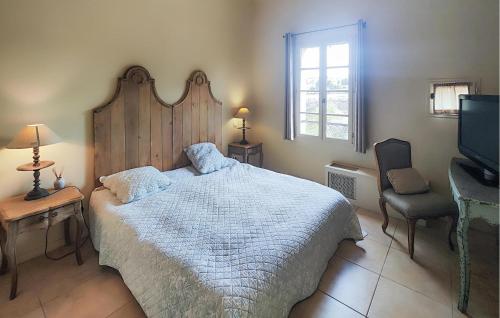 sypialnia z dużym łóżkiem i telewizorem w obiekcie 5 Bedroom Cozy Home In Saint-laurent-de-la-cabrerisse w mieście Saint-Laurent-de-la-Cabrerisse