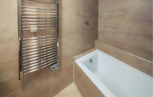W łazience znajduje się wanna i prysznic. w obiekcie 5 Bedroom Cozy Home In Saint-laurent-de-la-cabrerisse w mieście Saint-Laurent-de-la-Cabrerisse