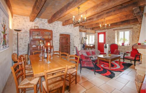 un salon avec une table et des chaises en bois dans l'établissement Beautiful Home In Gras, à Gras