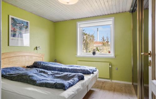 2 łóżka w zielonym pokoju z oknem w obiekcie 5 Bedroom Gorgeous Home In Thyborn w mieście Thyborøn