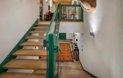 eine Treppe in einem Haus mit grünem Geländer in der Unterkunft Ferienhaus Am Katschberg in Katschberghöhe