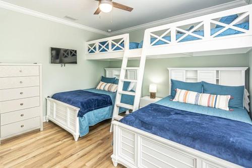 2 camas en un dormitorio con azul y blanco en 6011 New Listing 1 minute to beach 2 pools, en Gulf Shores