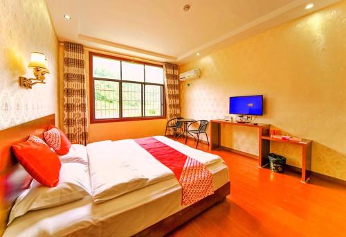 張家界市にあるZhangjiajie Alin Recreation Villaのベッドルーム(大型ベッド1台、テレビ付)