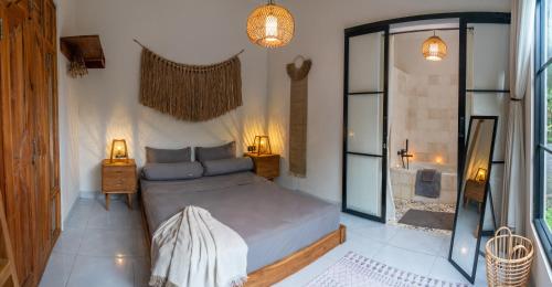 1 dormitorio con 1 cama grande y bañera en Cozy, Smart, Renovated Flat to Western Standard, en Ubud