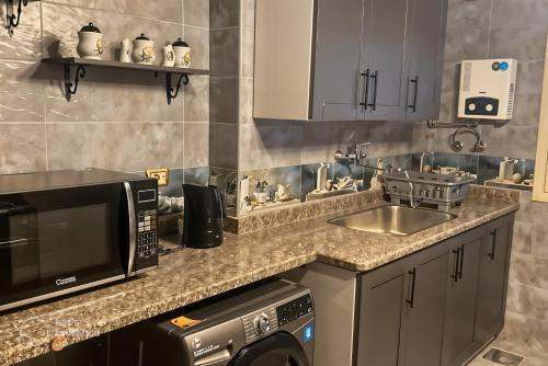 Kitchen o kitchenette sa Cairo Airport Haven Cozy and Convenient