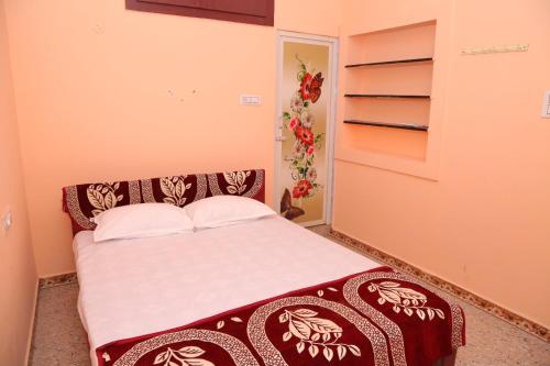 - une petite chambre avec un lit dans l'établissement SURUkuttyYATRA, à Rameswaram