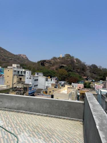 uma vista para uma cidade a partir do telhado de um edifício em Duplex Room Stay at Hill View em Tiruvannamalai