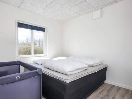 Holiday home Lemvig XLIV في ليمفج: سرير في غرفة مع نافذة