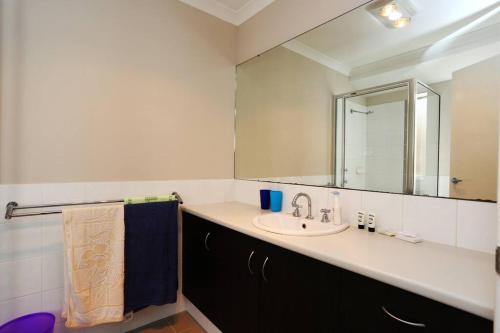 La salle de bains est pourvue d'un lavabo et d'un miroir. dans l'établissement Nice and Neat House for your Journey - Renovated, à Perth