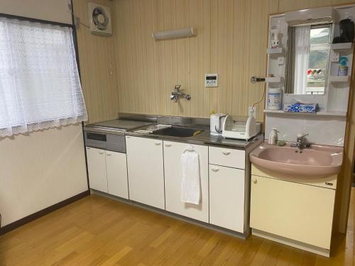a small kitchen with a sink and a sink at Gohuku - Vacation STAY 41804v in Kami-ichi
