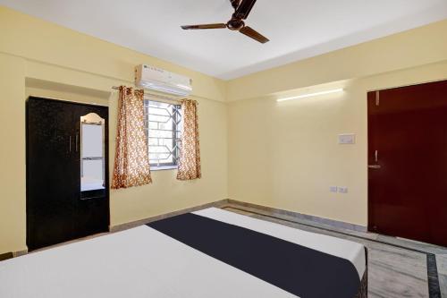 una camera con letto e finestra di OYO 27 DEGREE HOTEL a Jamshedpur