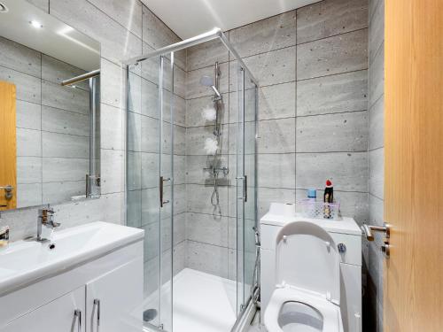 a bathroom with a shower and a toilet and a sink at Central - Sleeps 10 - 6 beds, 2 bath, Parking, Gym in Liverpool