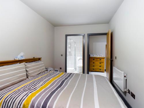 Un dormitorio con una cama grande y una ventana en Central - Sleeps 10 - 6 beds, 2 bath, Parking, Gym, en Liverpool
