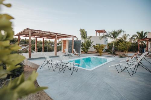 una piscina con sillas y un pabellón en Swell Todos Santos, en Todos Santos