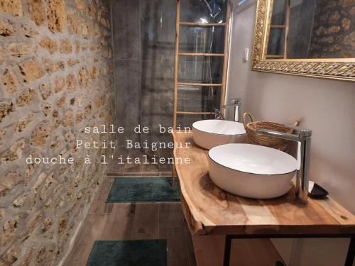 - une salle de bains avec deux lavabos sur un comptoir en bois dans l'établissement L'ILE DES PREVOTS, à Crosne
