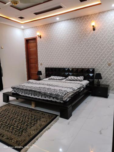 una camera con letto e parete di 2 bedroom Independent house Valencia town Lahore a Lahore