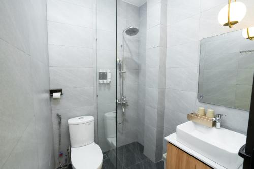 un bagno con doccia, WC e lavandino di TRẠNG NGUYÊN HUẾ HOTEL a Hue