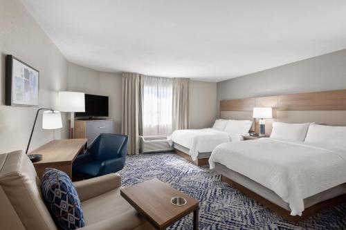 Habitación de hotel con 2 camas y sofá en Candlewood Suites Yuma, an IHG Hotel, en Yuma