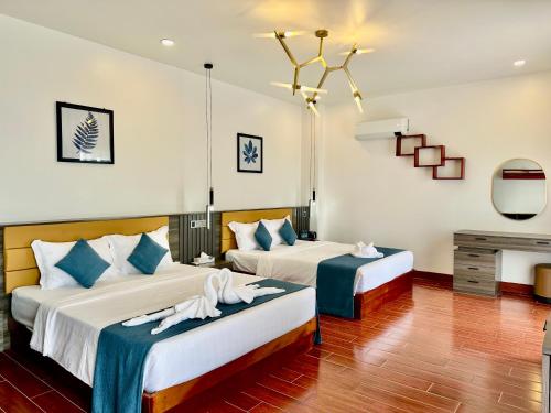 1 dormitorio con 2 camas y chimenea en Kep Sea View Hotel & Sky Bar en Kep