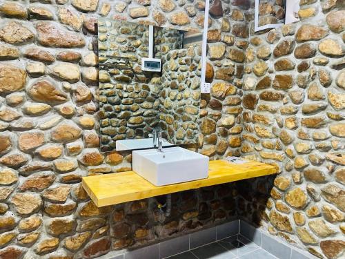 貢布的住宿－HOLY VILLA A Frame 3beds 1sofa bed 1bathroom，一间带水槽和石墙的浴室