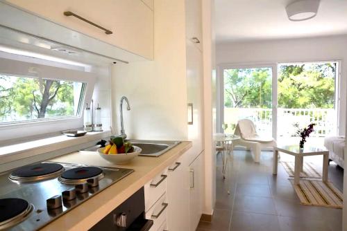 una cocina con fregadero y encimera en Lili Sunset, en Stari Grad